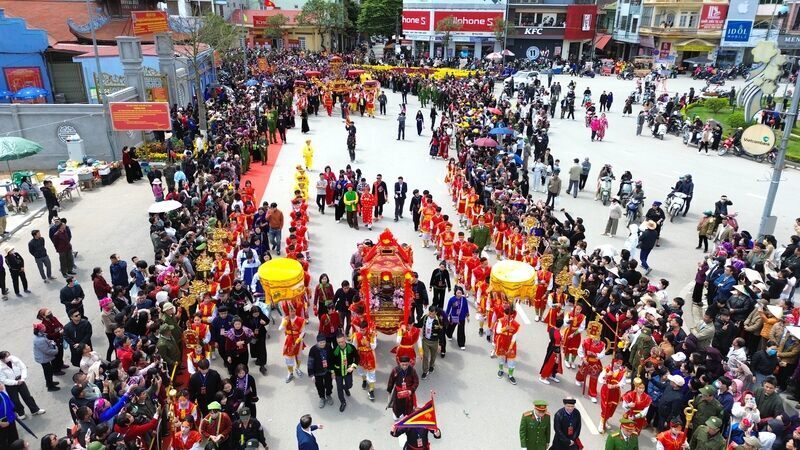 Sáng 10.3 (tức ngày 22 tháng Giêng năm Bính Ngọ), tại thành phố Lạng Sơn, Lễ hội đền Kỳ Cùng - đền Tả Phủ chính thức khai hội trong không khí tưng bừng, thu hút hàng vạn người dân và du khách thập phương tham dự.