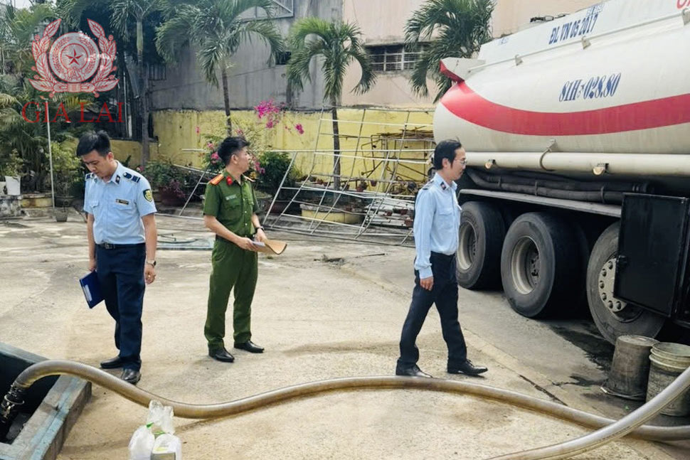 Cơ quan chức năng kiểm tra lượng xăng dầu tại 1 cửa hàng xăng dầu thuộc phường Diên Hồng (Gia Lai). Ảnh: Công an
