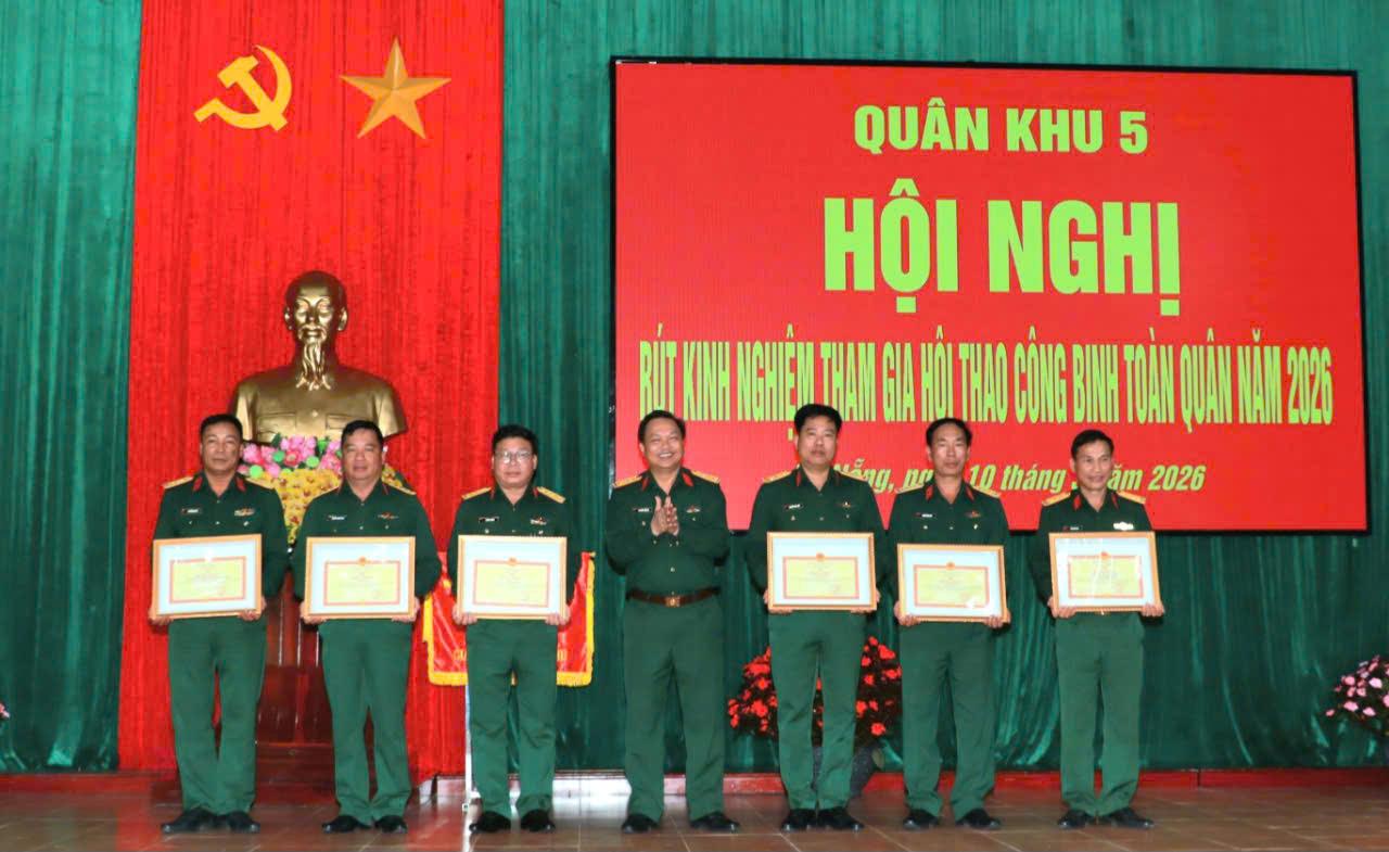 La 5e région militaire récompense 6 collectifs ayant obtenu de bons résultats aux jeux sportifs. Photo: QUANG HÙNG