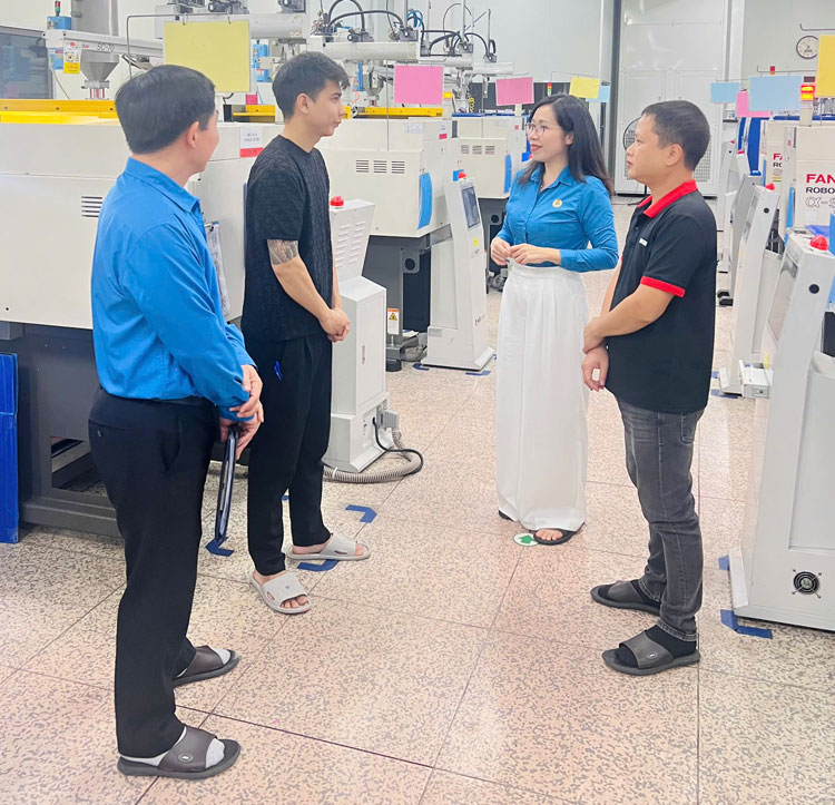 Lãnh đạo Ban công đoàn Khu công nghiệp tỉnh Phú Thọ nắm bắt hoạt động tại doanh nghiệp sau Tết. Ảnh: Bảo Nguyên 