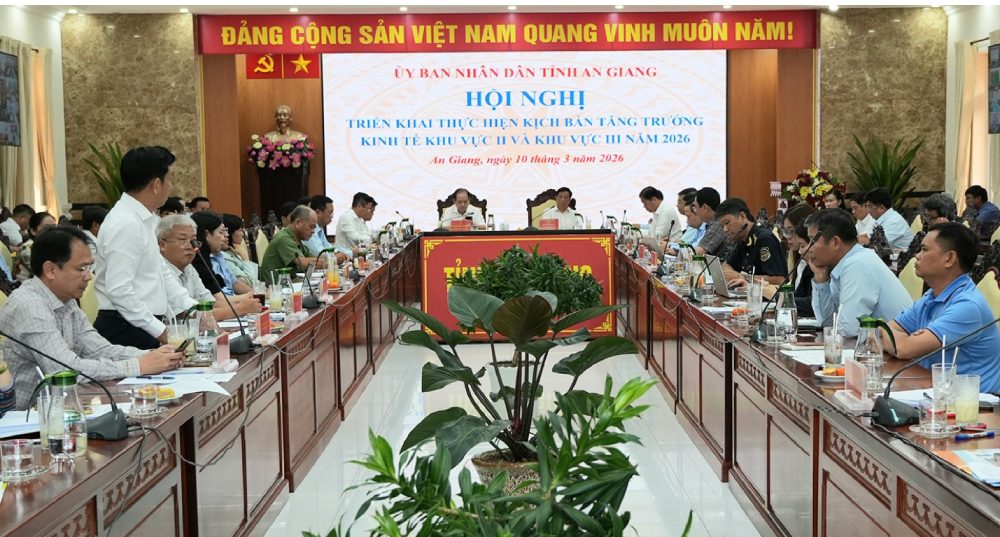 An Giang provincial leaders requested to cut 30% of procedures and 30% of implementation time, not allowing prolonged backlog. Photo: Nam Phuong