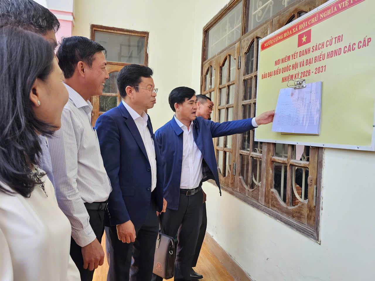  Ông Lưu Văn Trung - Phó Bí thư Tỉnh ủy - Chủ tịch Hội đồng Nhân dân tỉnh Lâm Đồng kiểm tra công tác chuẩn bị bầu cử tại xã Quảng Trực. Ảnh: Mạnh Hoài