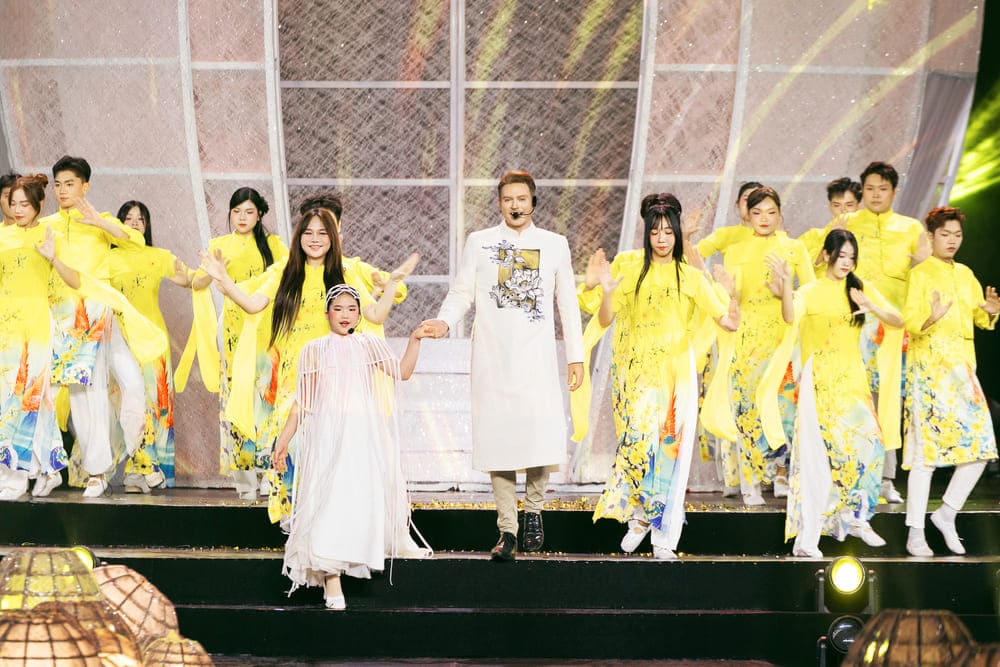 Giọng ca nhí Gabi Bảo Uyên tự tin khi biểu diễn trên sân khấu lớn cùng ca sĩ Kyo York. Ảnh: Nhân vật cung cấp