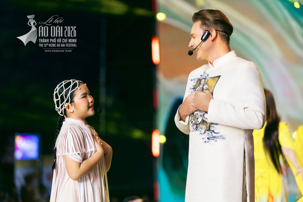 가비 바오 우옌은 쿄 요크와 함께 "헬로 베트남"을 듀엣으로 불렀습니다. 사진: 캐릭터 제공