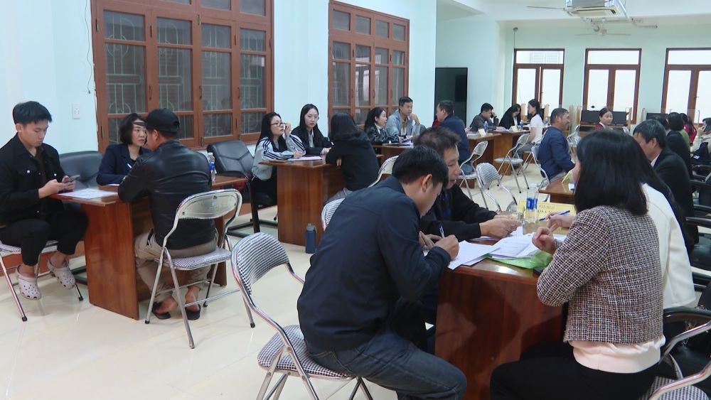The first job transaction session of the year connected businesses, opening up more than 2,500 job opportunities for workers in Quang Tri. Photo: Thanh Trung