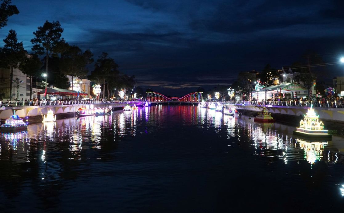 Every year during the Óoc - Om - Bóc festival season, the Maspero canal is brilliantly colored with the performance of Ca Hau and Loi Protip boats. Photo: Phuong Anh