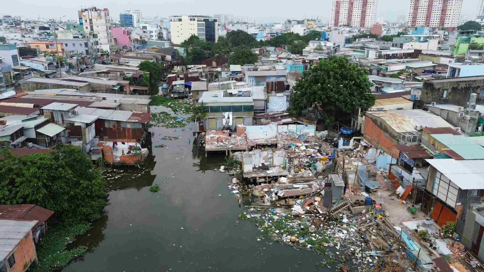 Ho Chi Minh City residents dismantle houses, hand over land to renovate Xuyen Tam canal. Photo: Anh Tu