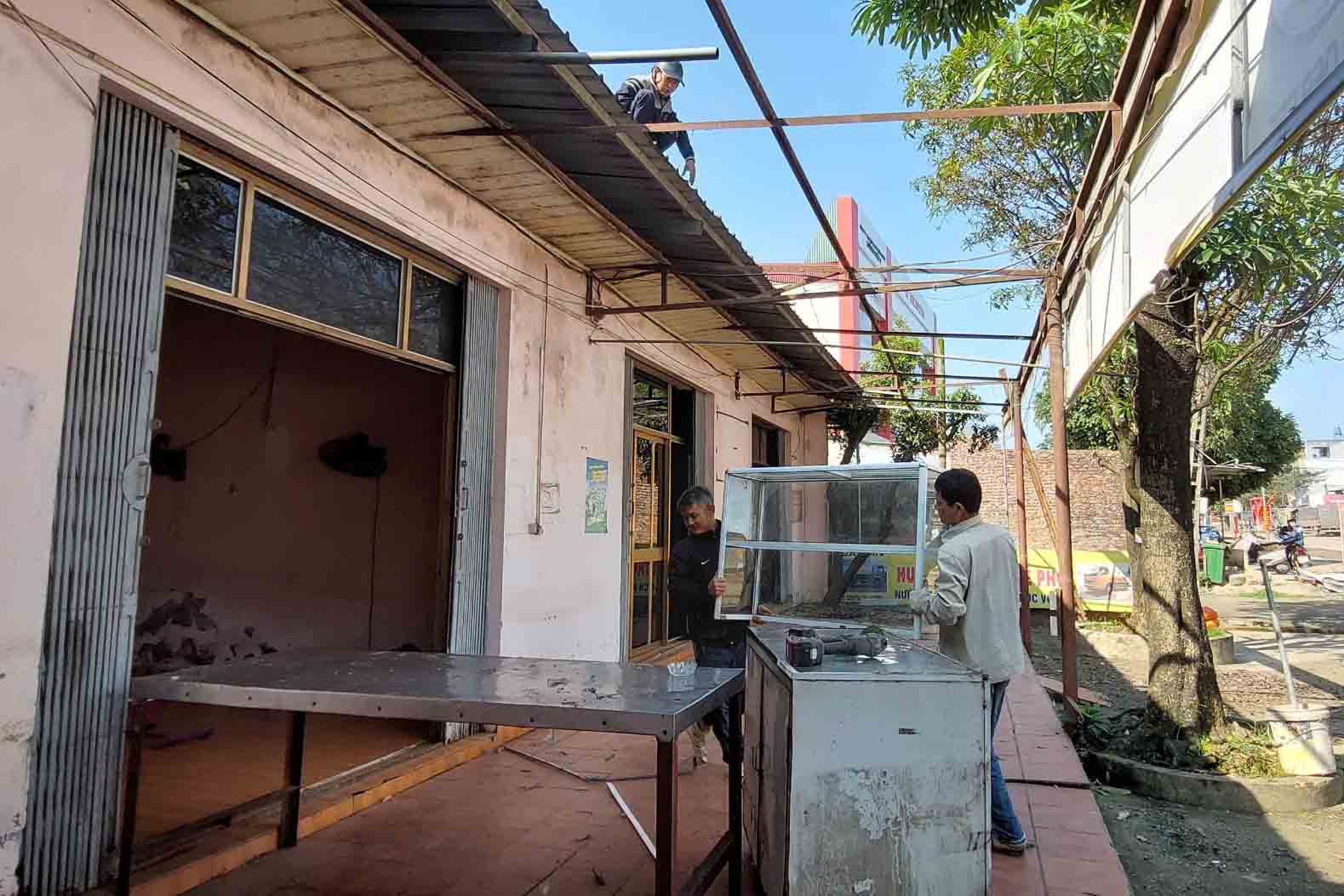 Many works are being dismantled to serve the construction of the Hanoi National Highway 6 expansion project. Photo: Phu Nghia Commune E-Portal
