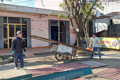 Nhiều hộ dân chủ động tháo dỡ công trình, bàn giao mặt bằng cho dự án mở rộng Quốc lộ 6. Ảnh: TTĐT xã Phú Nghĩa