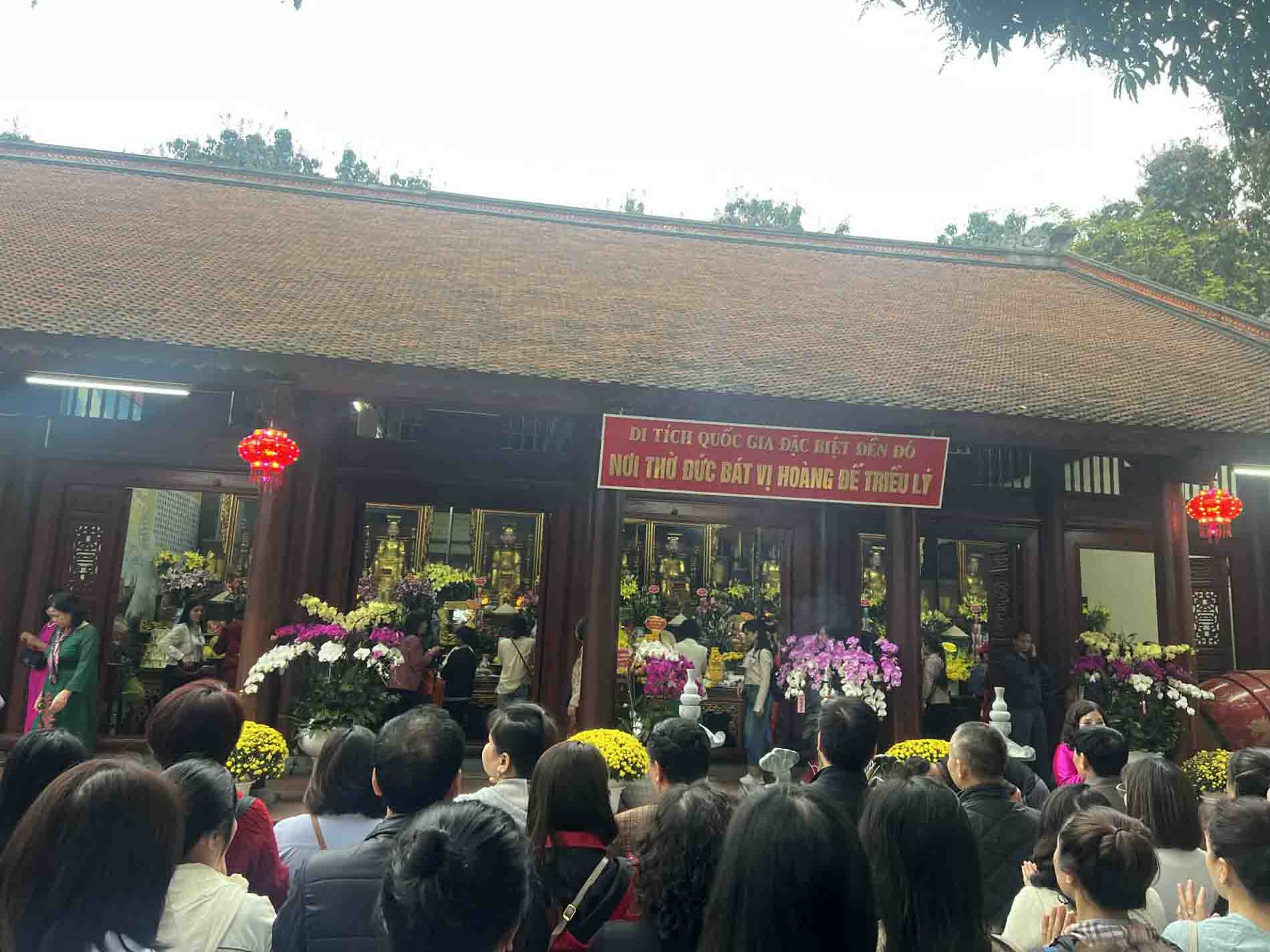 Đền Đô trở thành điểm hẹn tâm linh dịp đầu xuân.