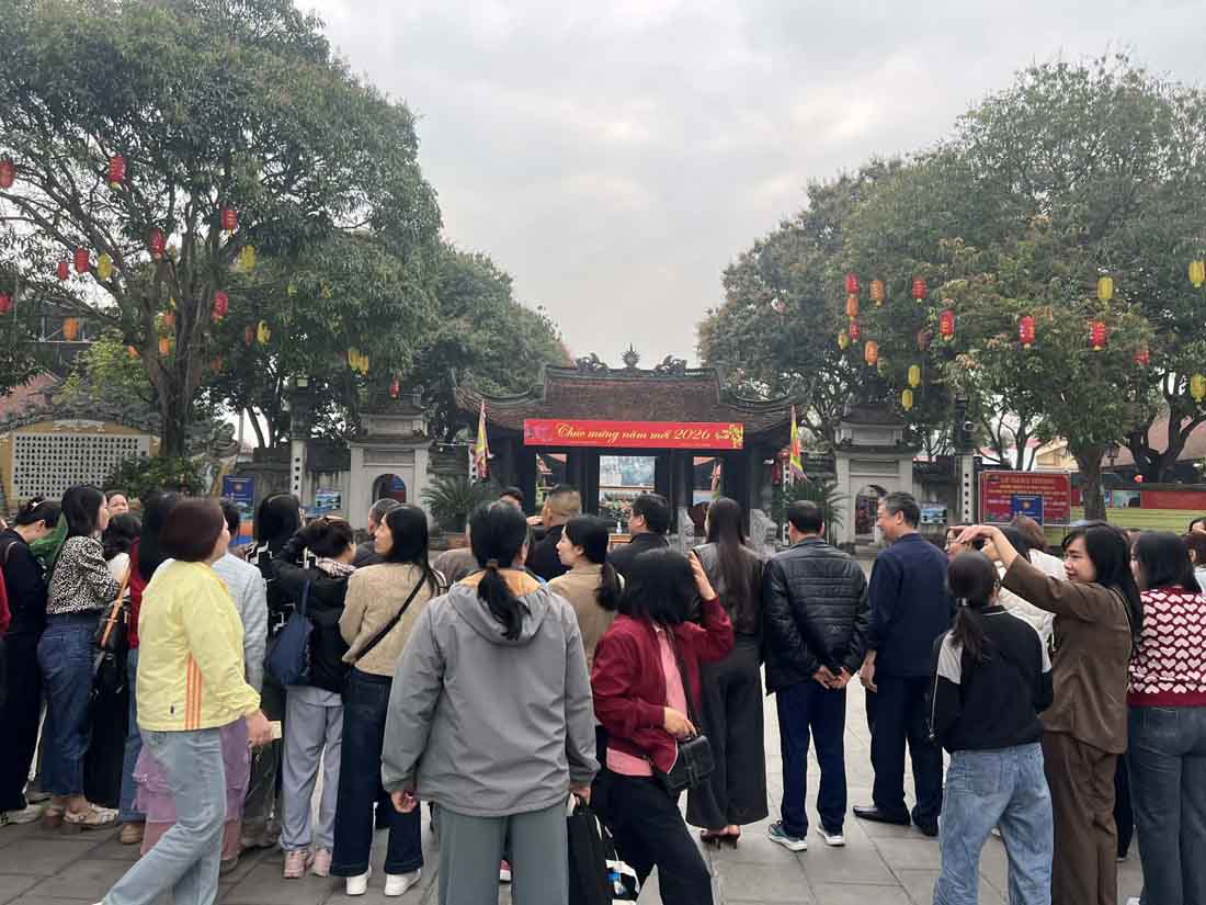 Không gian cổ kính của Đền Đô những ngày này luôn rộn ràng bước chân du khách hành hương.