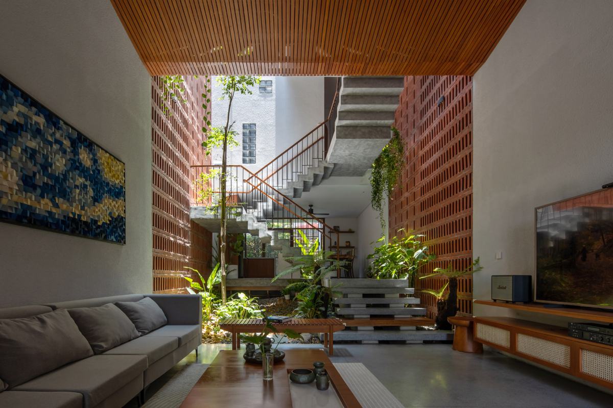 Anh Trần Tuấn Anh - Giám đốc thiết kế X11 Design Studio cho biết, ngôi nhà được lấy cảm hứng từ những nếp gấp giấy, sự chuyển tiếp linh hoạt nhằm tạo ra các không gian có tầng bậc khác nhau, đan xen là thảm thực vật được phát triển theo chiều đứng của ngôi nhà. 