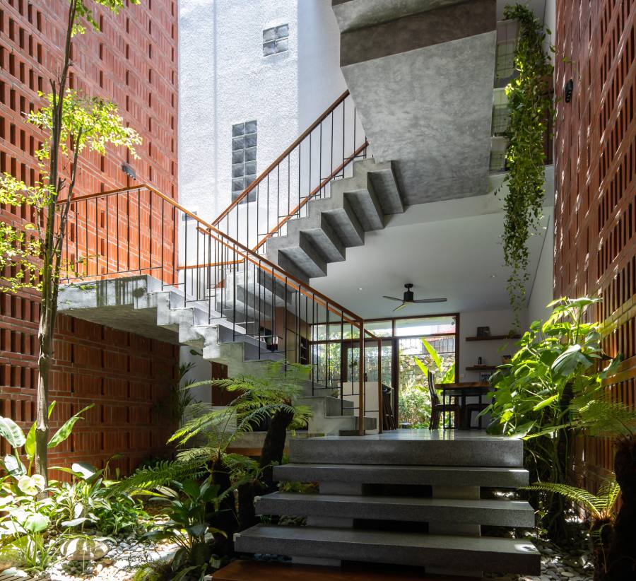 Không gian lệch tầng kết hợp với việc đảo vế thang giúp tạo nên các khoảng giếng trời lớn nhỏ, các mảng cây xanh len lỏi trên mọi tầng bậc của không gian. Các không gian đều tận dụng 2 nguồn sáng từ phía trước và từ khoảng thông tầng chính giữa ngôi nhà.