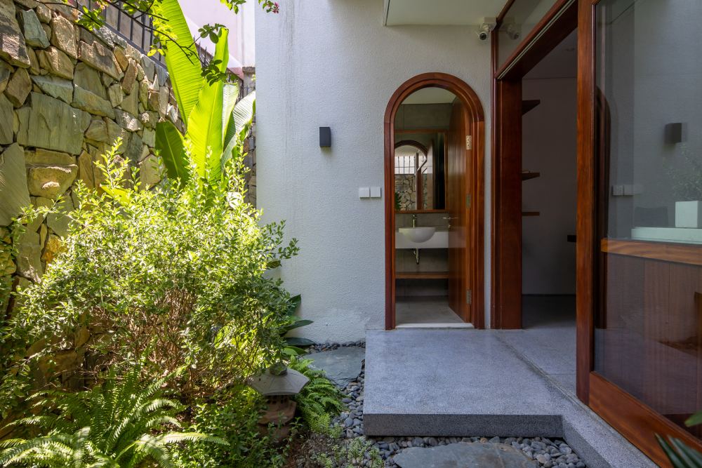 Các chức năng phụ trợ như hành lang, thang, nhà vệ sinh… đều nhận được ánh sáng và thông gió tự nhiên.