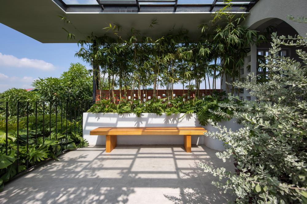 Điểm kết phía trên cùng là một mảnh vườn nhỏ. Nơi các thành viên trong gia đình có thể tự tay nuôi dưỡng và chăm sóc cây, thư giãn và tổ chức những bữa tiệc ấm cúng. 