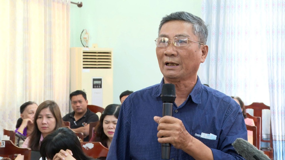 Voters in Rach Gia ward contribute opinions. Photo: Ngoc Thu