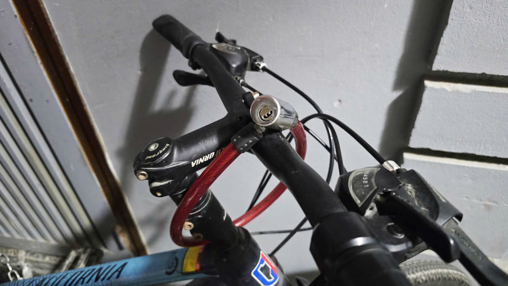 Bicycle locks are one of the necessary and indispensable items. Photo: Tuan Dat