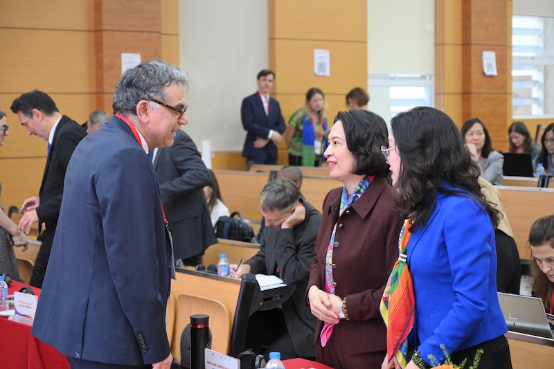 Các nhà khoa học quốc tế và Việt Nam trao đổi bên lề hội nghị. Ảnh: HMU