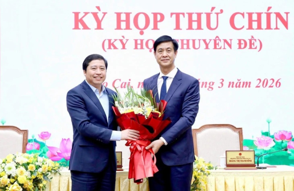 Mr. Duong Quoc Huy - Member of the Party Central Committee, Secretary of Lao Cai Provincial Party Committee (left) presents flowers to congratulate Mr. Phan Trung Ba. Photo: VGP