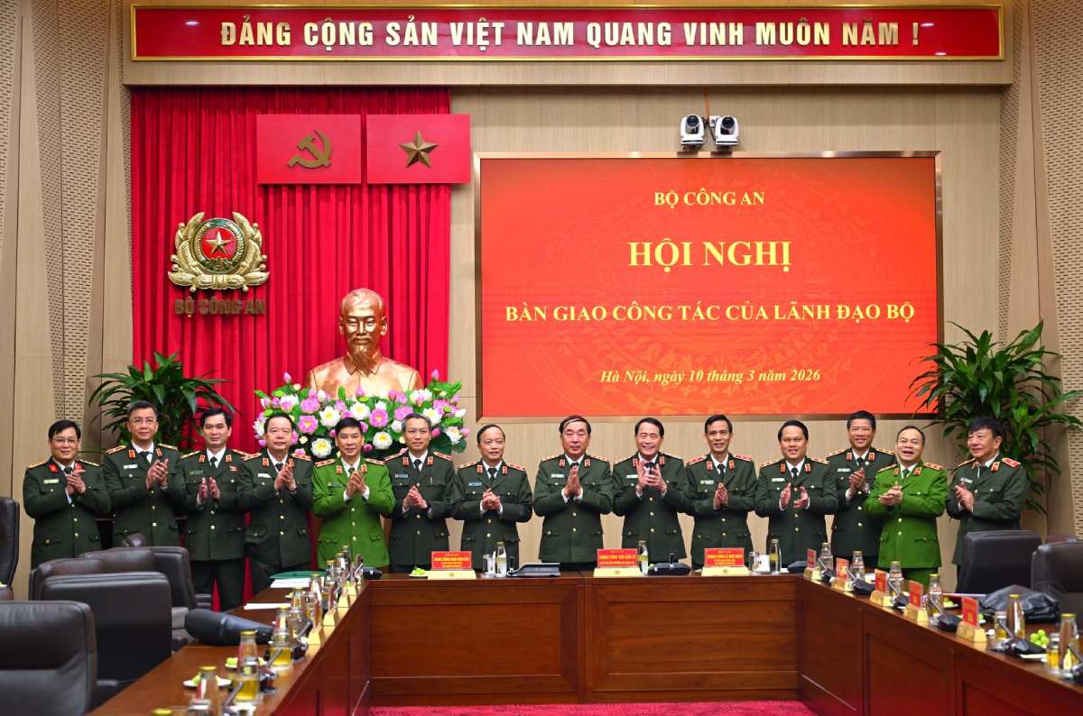 In the presence of the delegates, Senior Lieutenant General Tran Quoc To, Senior Lieutenant General Le Quoc Hung and Lieutenant General Dang Hong Duc signed the handover minutes. Photo: Ministry of Public Security