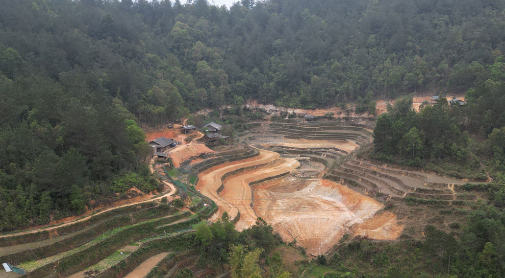 Nguồn nước từ khe suối về ruộng bậc thang khu La Pán Tẩn, xã Púng Luông còn hạn chế.