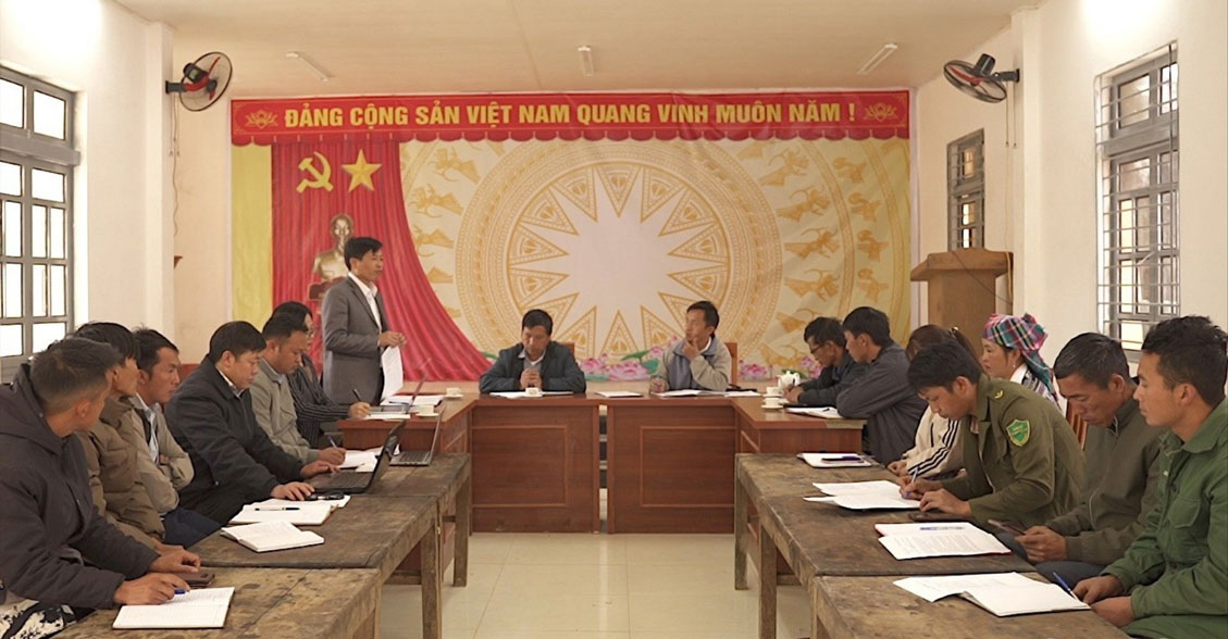 Lãnh đạo UBND xã Púng Luông làm việc với Chi bộ thôn Xua Lông về công tác chuẩn bị sản xuất vụ mùa và đảm bảo nguồn nước tưới cho ruộng bậc thang. 