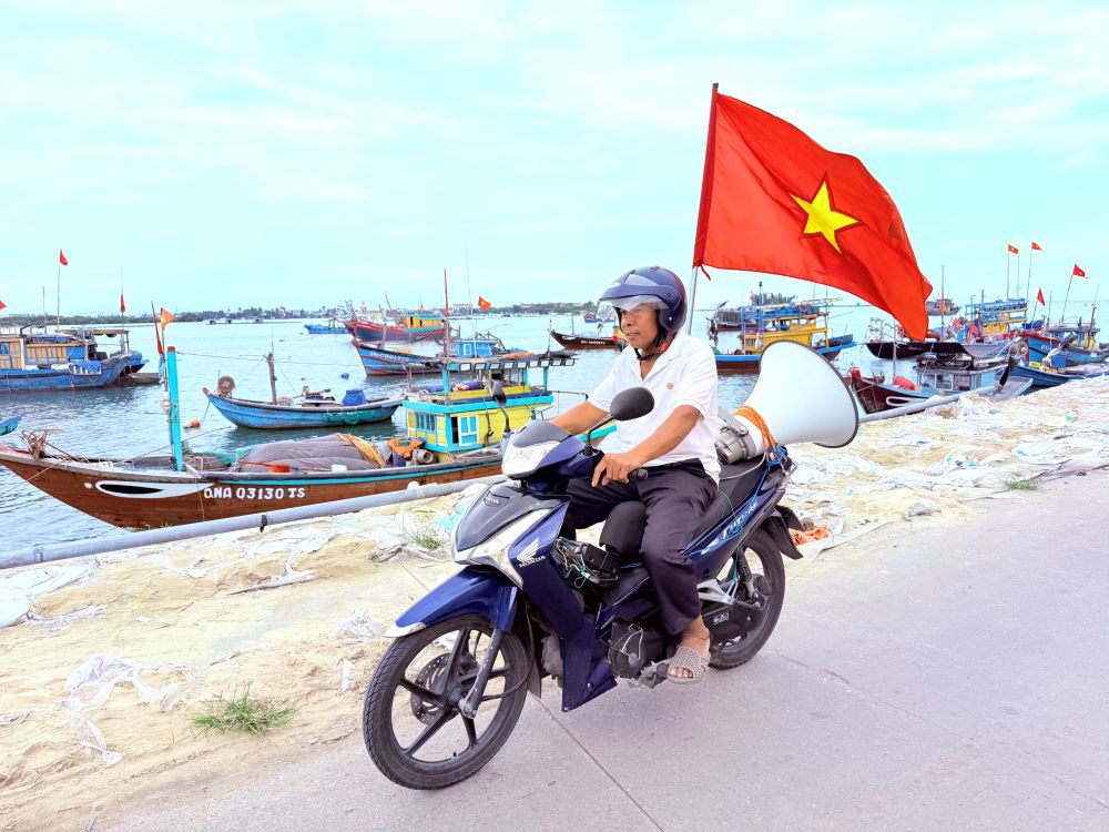 ダナンのコミューンは、選挙を宣伝するために各路地を漁船で回っています。写真:ズイギアコミューン人民委員会