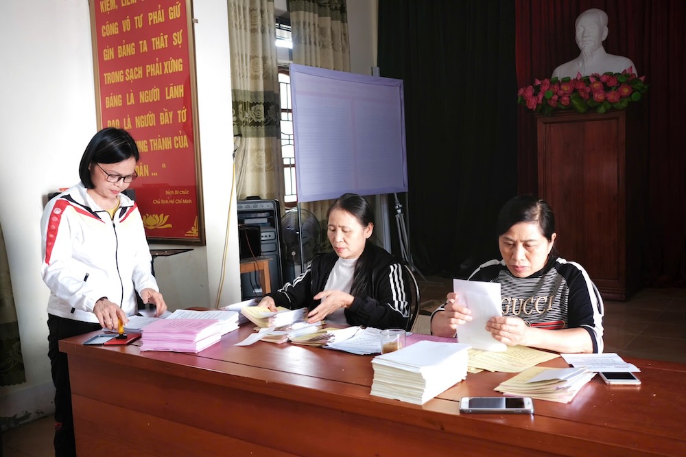 Đội ngũ chuẩn bị cho ngày bầu cử làm việc hết công suất để đảm bảo tiến độ. Ảnh: Mai Ngân