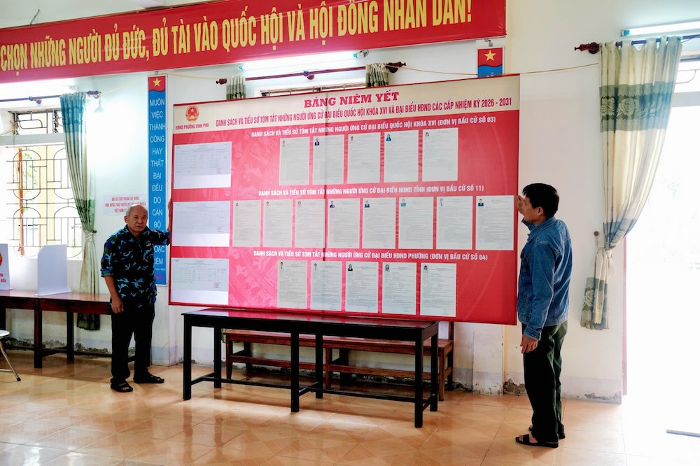 Bảng niêm yết những người ứng cử được chuẩn bị chu đáo. Ảnh: Mai Ngân