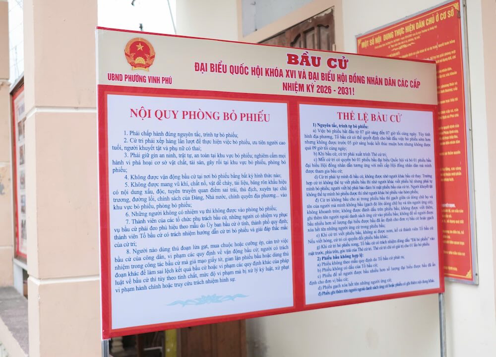 Lắp đặt đầy đủ bảng nội quy, hướng dẫn người dân đến bỏ phiếu. Ảnh: Mai Ngân