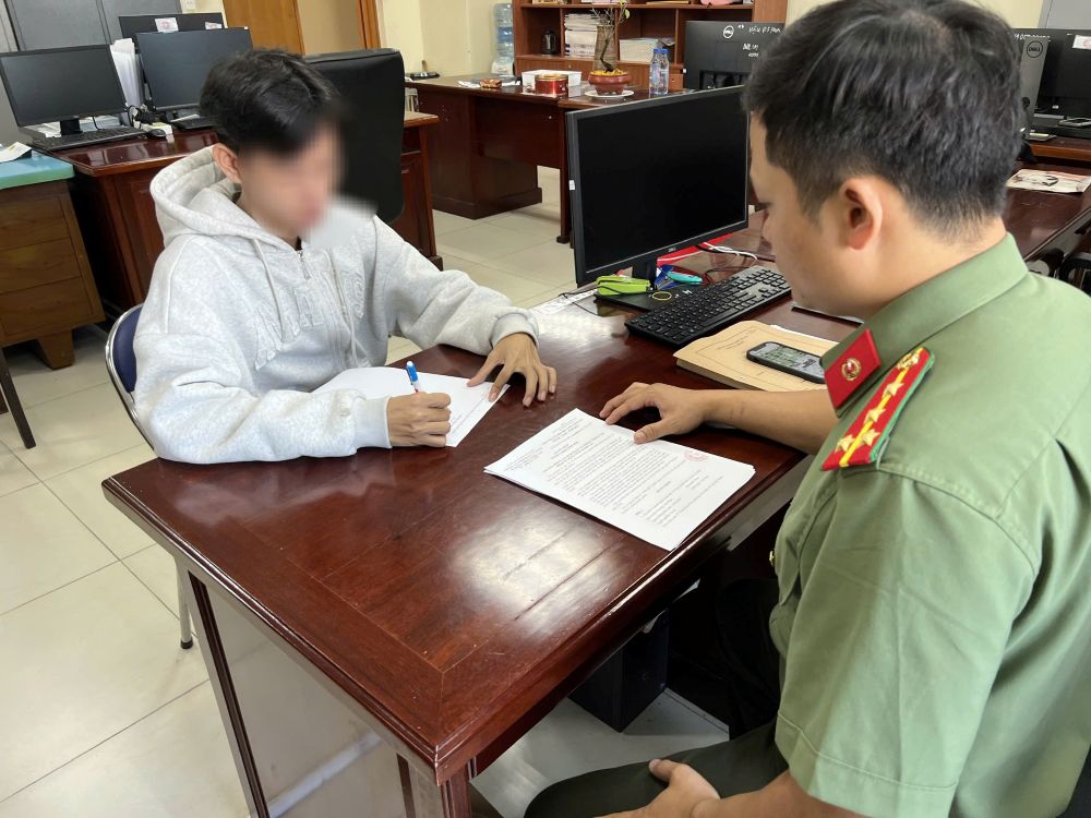 Xử phạt thanh niên cắt ghép, rao bán phim chiếu rạp “Thỏ ơi!!”. Ảnh: Công an
