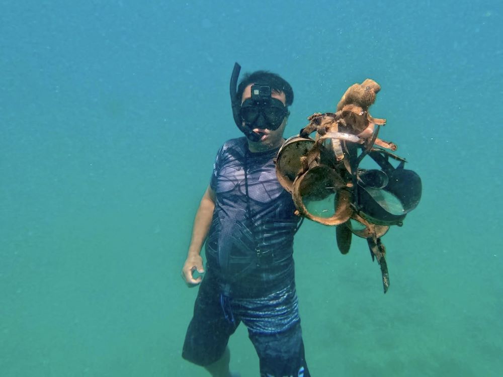 Director of a travel company in Da Nang dives into the sea to pick up trash just hoping to be unemployed