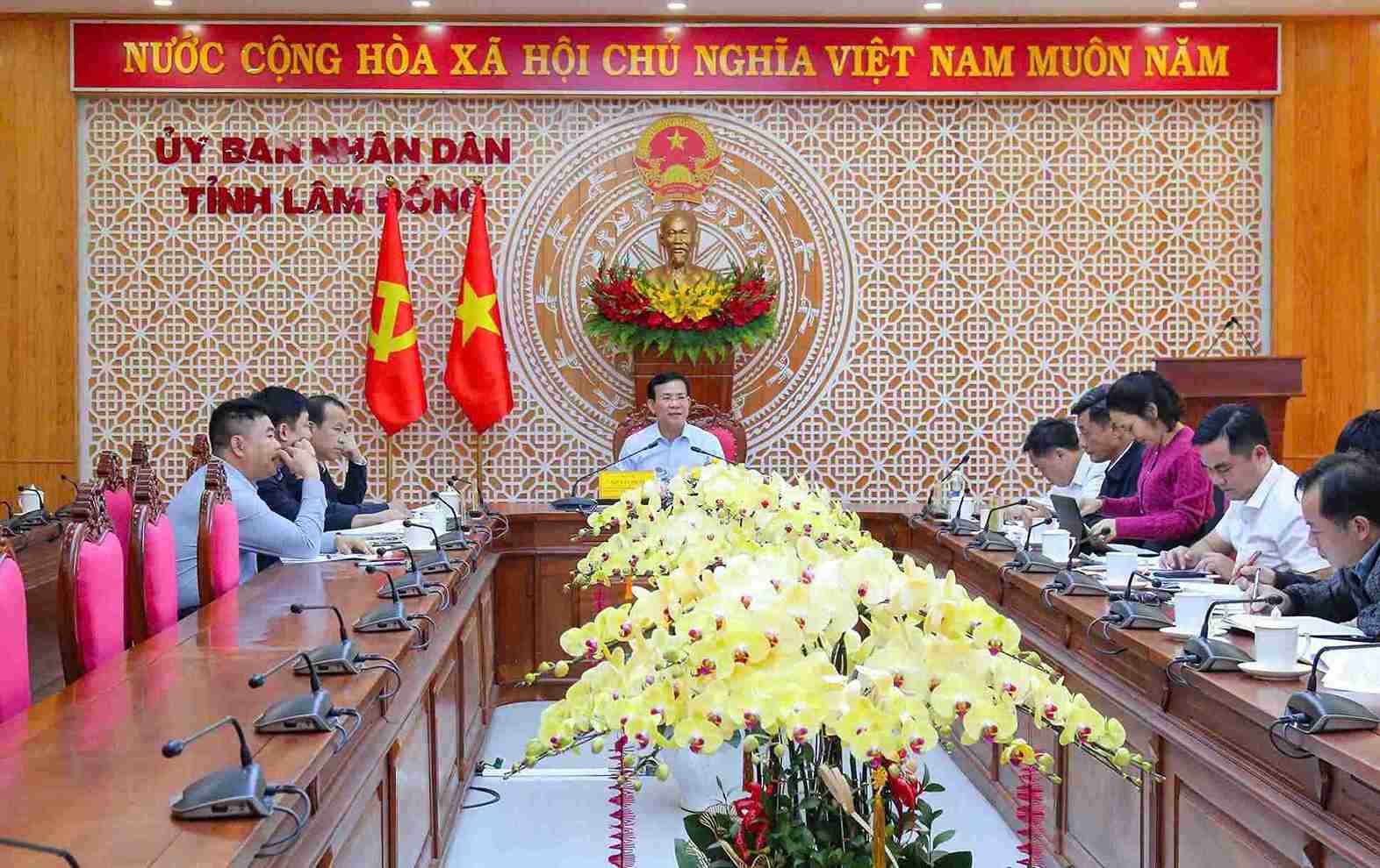 Chủ tịch UBND tỉnh Lâm Đồng Hồ Văn Mười chủ trì buổi làm việc về tình hình phân bổ, giải ngân vốn đầu tư công trên địa bàn. Ảnh: Hạ Cúc 