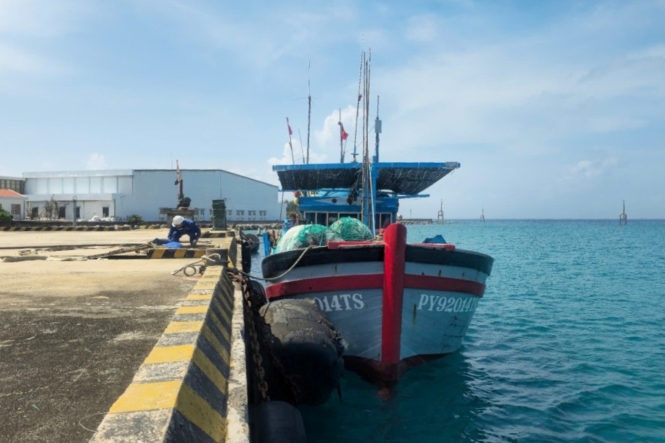 Les bateaux de pêche en détresse en mer accostent pour obtenir de l'aide et des réparations. Photo: HĐ129