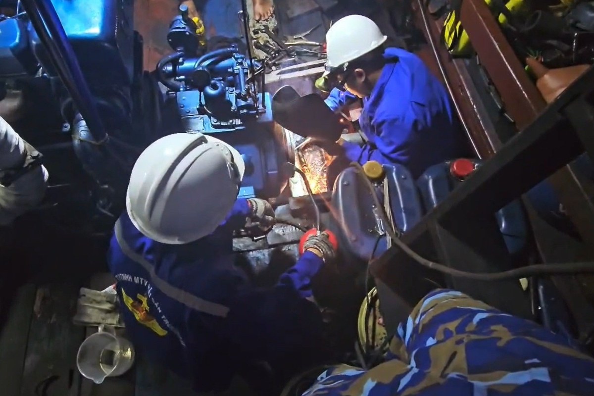 Tổ kỹ thuật nhanh chóng khắc phục sự cố cho tàu cá để tiếp tục đánh bắt. Ảnh: HĐ129