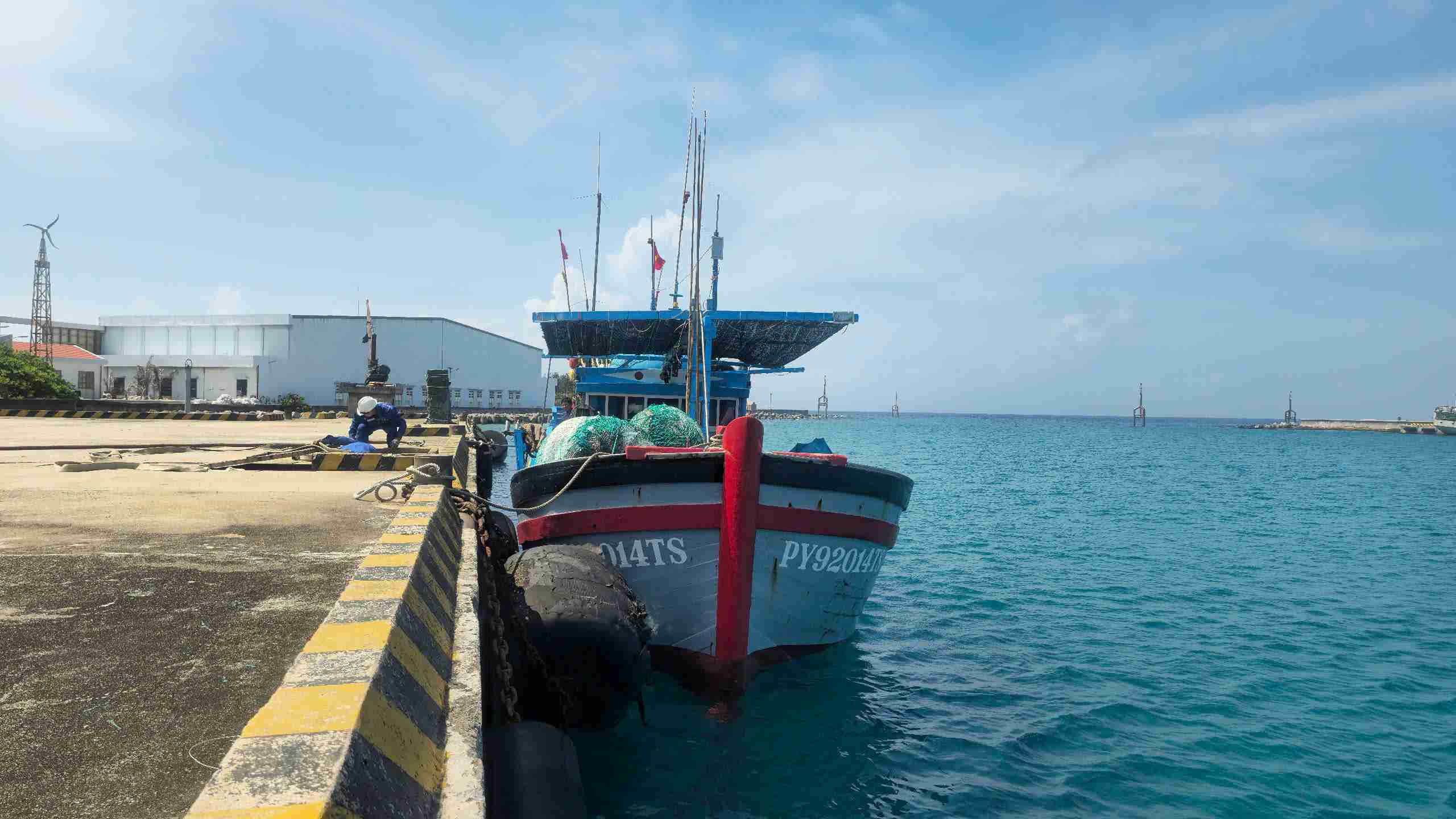 Réparation rapide des bateaux de pêche des pêcheurs opérant à Truong Sa. Photo: Fournie par la marine