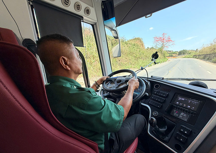 Les dirigeants des départements relevant du ministère de la Sécurité publique et du ministère de la Construction utiliseront des bus-couchettes à 2 étages pour évaluer le niveau de sécurité. Photo: V.Nhật