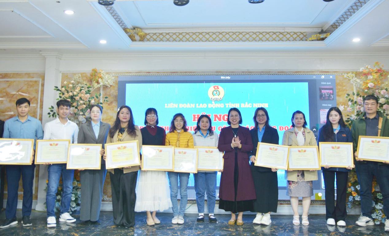 Leaders of the Bac Ninh Provincial Labor Federation award Certificates of Merit to grassroots trade unions. Photo: Quyet Chien