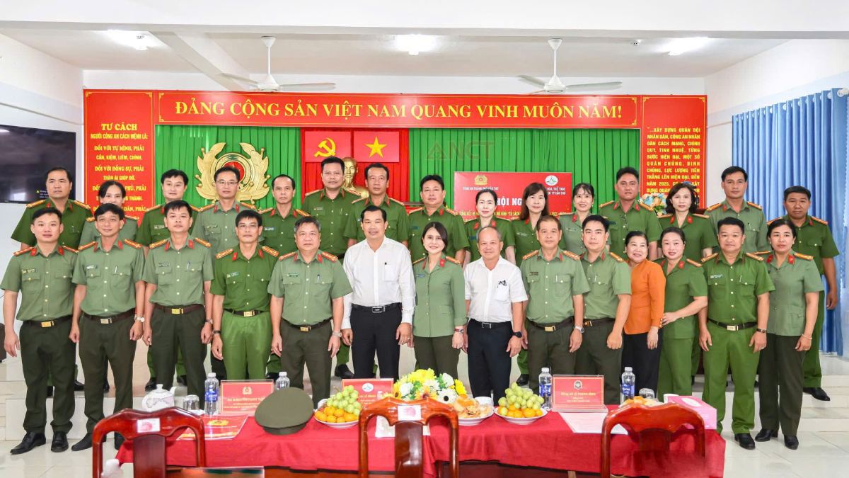 Các đại biểu chụp ảnh lưu niệm. Ảnh: Công an Cần Thơ