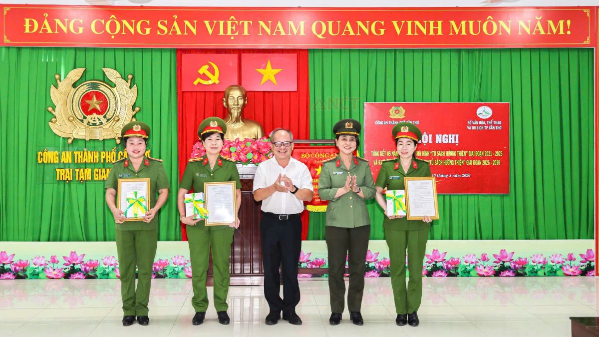 Công bố quyết định thành lập Ban Chỉ đạo thực hiện mô hình dân vận khéo “Tủ sách hướng thiện”. Ảnh: Công an Cần Thơ