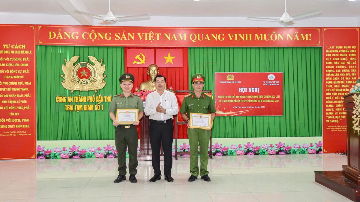Ông Lê Minh Tuấn - Phó Giám đốc Sở Văn hóa, Thể thao và Du lịch TP Cần Thơ - tặng Giấy khen cho các cá nhân có thành tích xuất sắc. Ảnh: Công an Cần Thơ