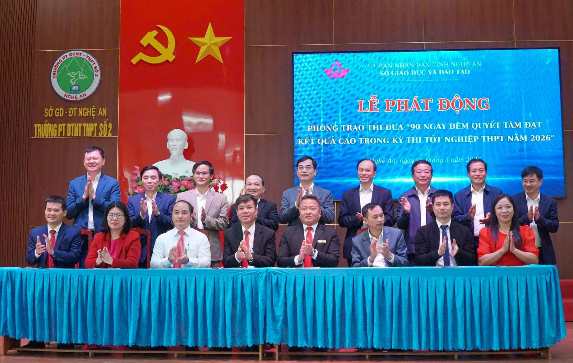 Các đơn vị ký cam kết thi đua hưởng ứng phong trào “90 ngày đêm quyết tâm đạt kết quả cao trong kỳ thi tốt nghiệp THPT năm 2026”. Ảnh: Hồ Lài