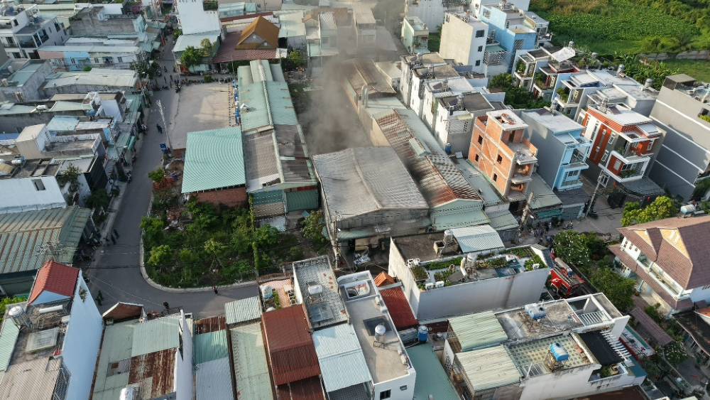 Đám cháy cơ bản được khống chế. Ảnh: Minh Tâm