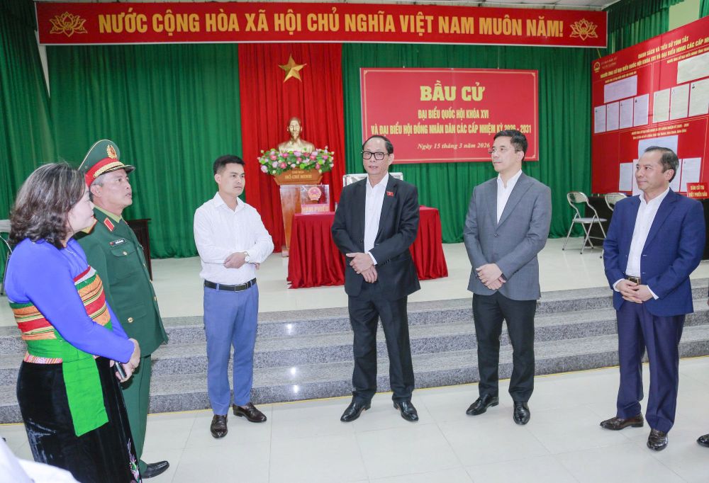 Phó Chủ tịch Quốc hội Trần Quang Phương kiểm tra công tác chuẩn bị Điểm bỏ phiếu số 10 (ở thôn Tân Thành, xã Pù Luông). Ảnh: Lê Hợi