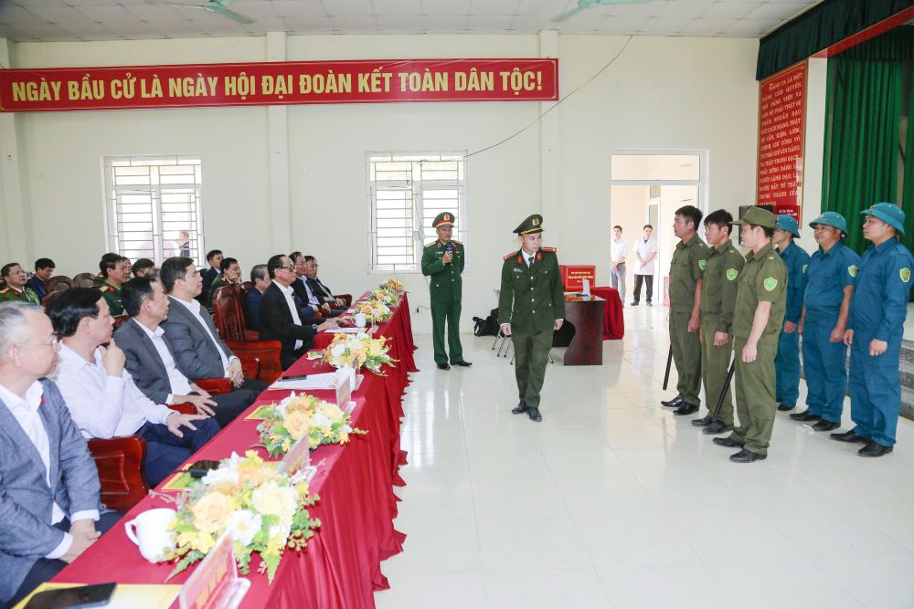 Phó Chủ tịch Quốc hội Trần Quang Phương cùng đoàn công tác kiểm tra lực lượng bảo vệ an ninh trật tự tại điểm bỏ phiếu số 10 (thôn Tân Thành, xã Pù Luông). Ảnh: Lê Hợi