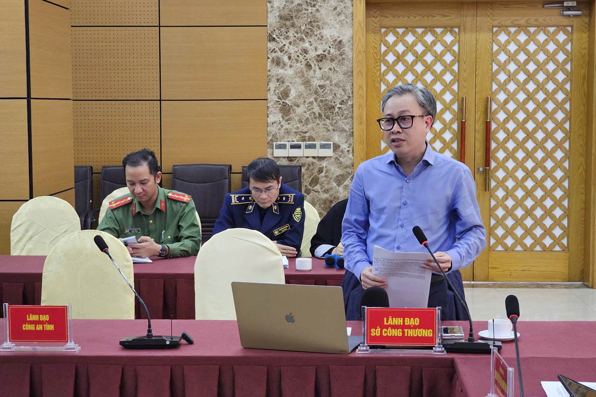 Lãnh đạo Sở Công thương tỉnh Quảng Ninh cung cấp thông tin tại cuộc họp báo. Ảnh: Đoàn Hưng