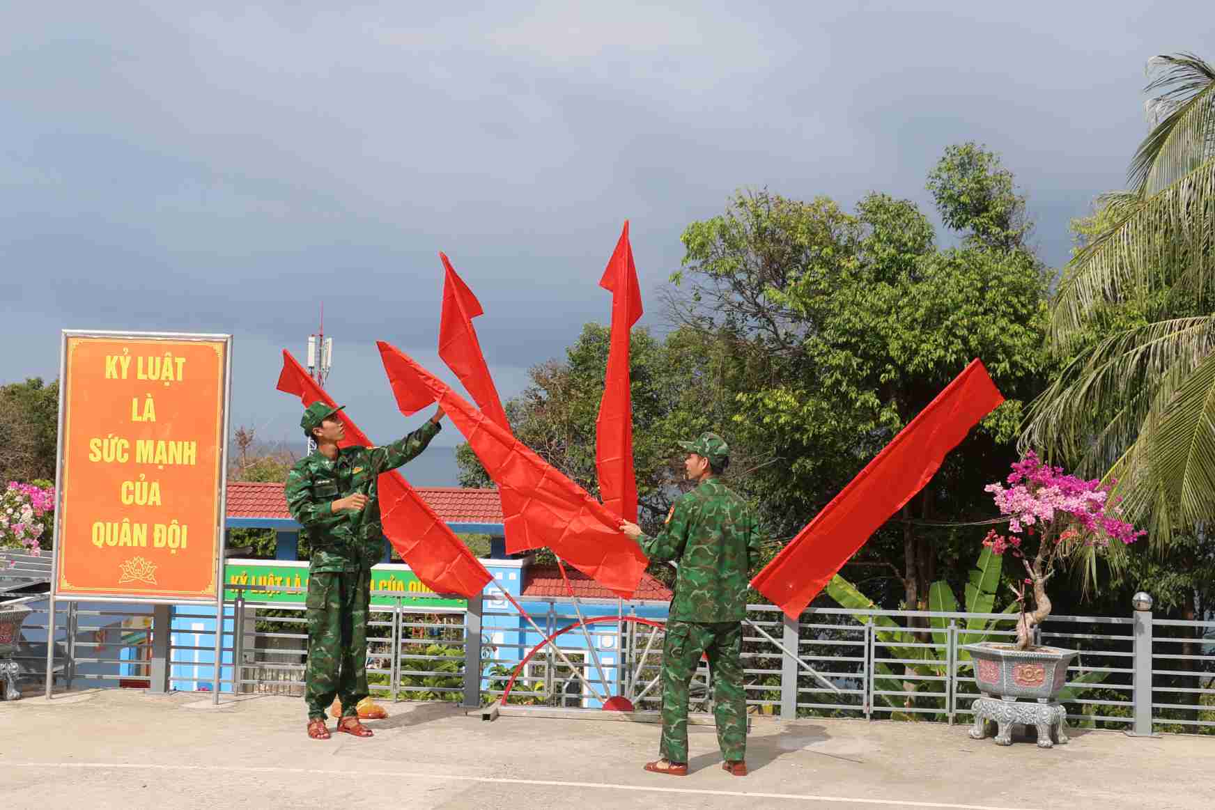 Trang trí cho ngày bầu cử trên đảo Hòn Chuối, Cà Mau. Ảnh: Nhật Hồ.