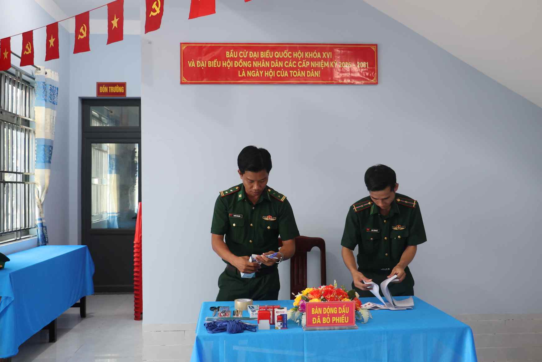 Kiểm tra tại điểm bỏ phiếu trên đảo Hòn Chuối, Cà Mau. Ảnh: Nhật Hồ.