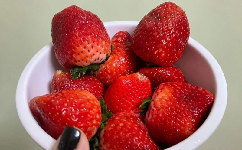 Fresh strawberries help enhance the flavor and nutritional value of breakfast. Photo: Thanh Thanh