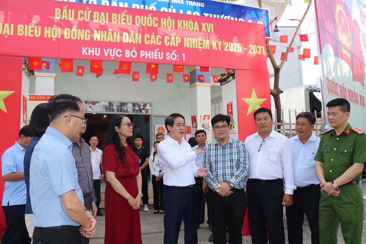 Le secrétaire du comité provincial du parti de Khánh Hòa inspecte les préparatifs pour le jour des élections dans la région.